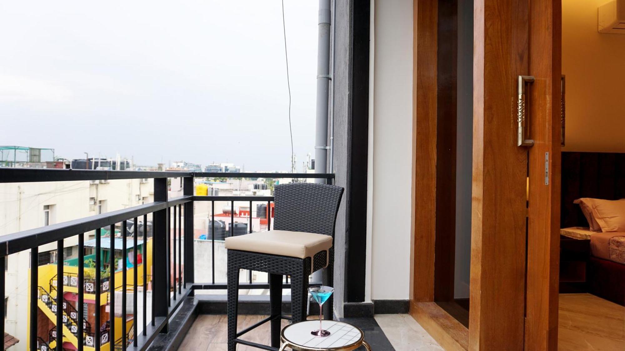 The Pentouz On 100 Feet Road Indiranagar - An Urban Luxury Retreat Apartment Бангалор Екстериор снимка