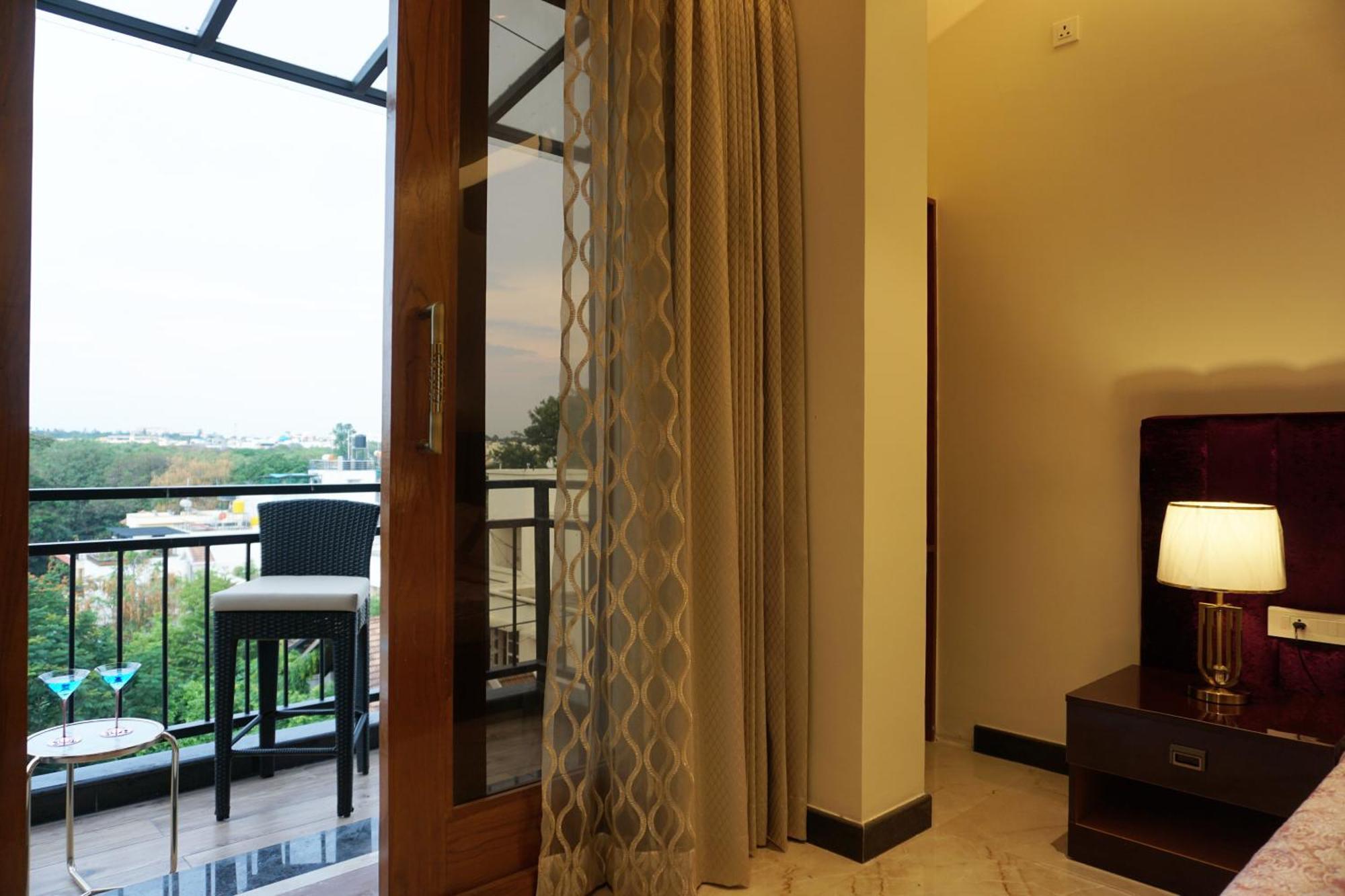 The Pentouz On 100 Feet Road Indiranagar - An Urban Luxury Retreat Apartment Бангалор Екстериор снимка