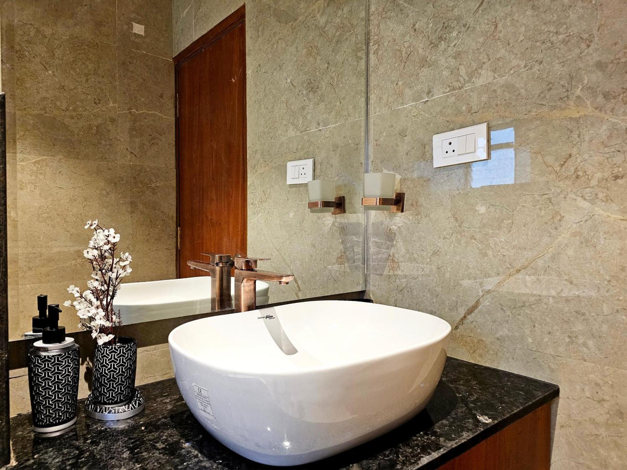 The Pentouz On 100 Feet Road Indiranagar - An Urban Luxury Retreat Apartment Бангалор Екстериор снимка