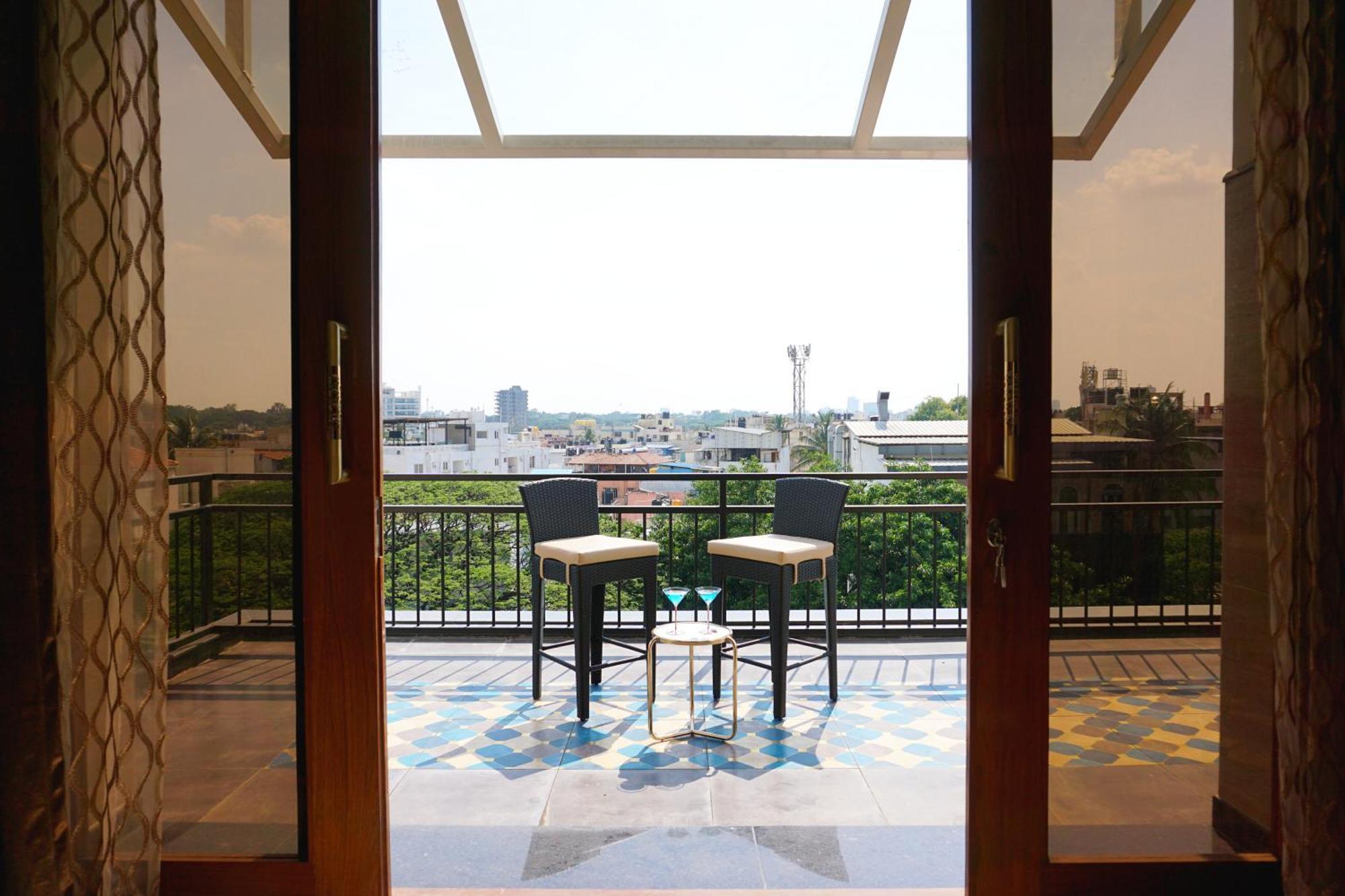The Pentouz On 100 Feet Road Indiranagar - An Urban Luxury Retreat Apartment Бангалор Екстериор снимка